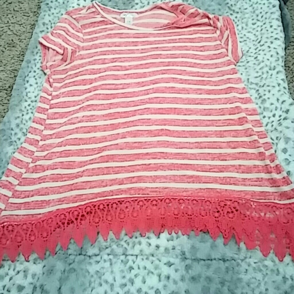 A cute top with details at the boom